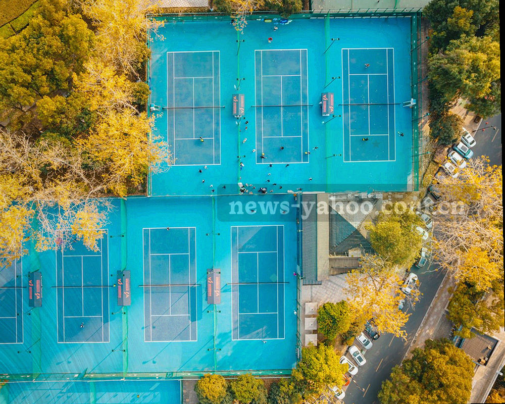 抽象网格与圆点构成的城市区位示意图，标注兰州城关区东岗西路一带的联系地址位置